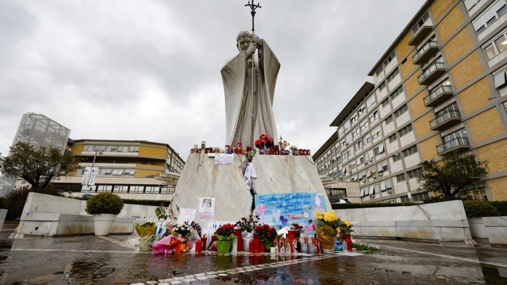 La estatua del Papa Juan Pablo II en la entrada de la clínica Gemeli, donde Francisco permanece hospitalizado.