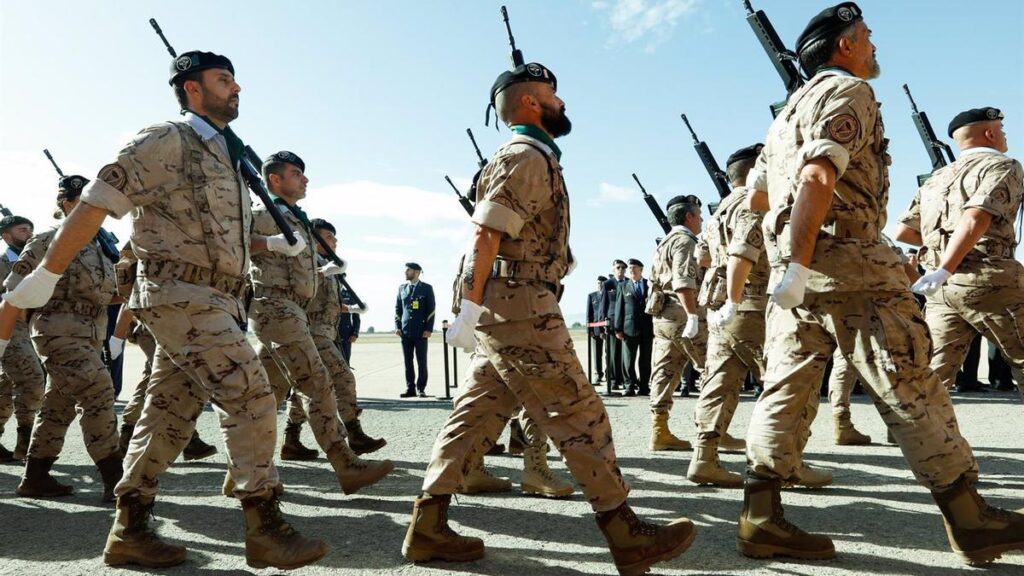 Varios militares desfilan durante el acto en conmemoración del 77º aniversario del primer lanzamiento paracaidista militar en España, en la Escuela Militar de Paracaidismo Méndez Parada, a 23 de enero de 2025, en Alcantarilla, Murcia (España).