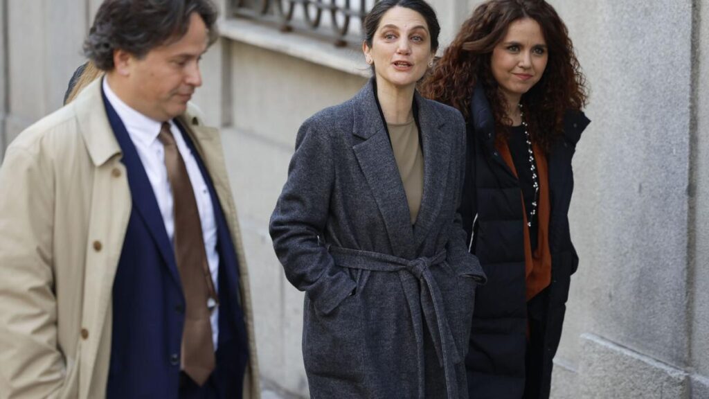 MADRID (ESPAÑA), 12/03/2025.- La ex asesora de Moncloa Pilar Sánchez Acera (2d) a su llegada alTribunal Supremo este miércoles al que acude para declarar como testigo sobre la presunta filtración de datos de la pareja de Isabel Díaz Ayuso por la que está investigado el fiscal general del Estado. EFE/ Mariscal