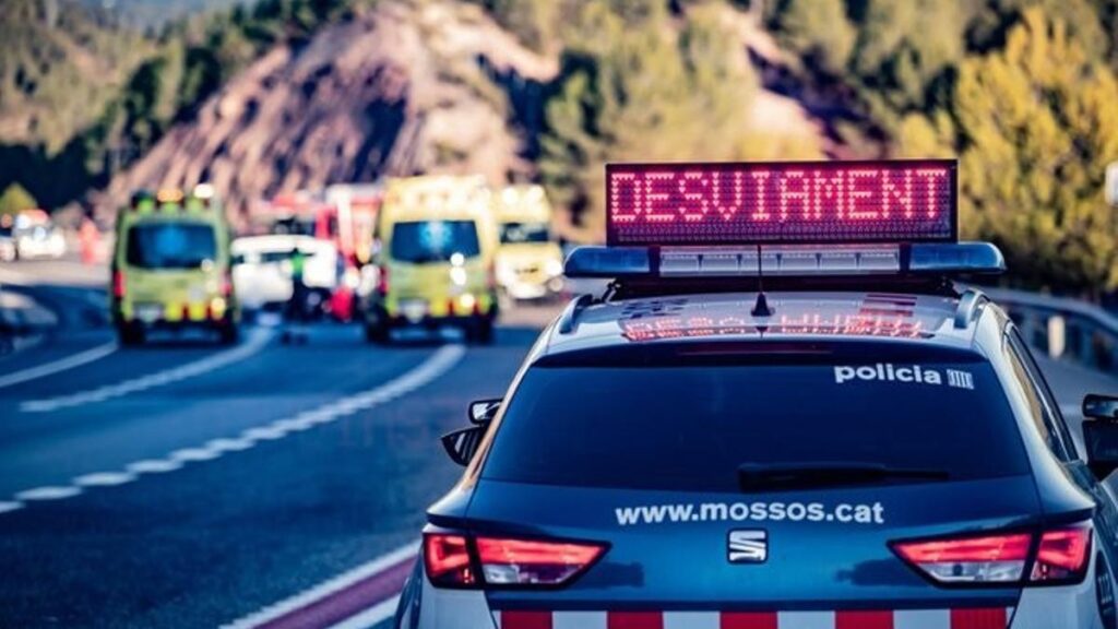 Un coche de los Mossos d'Esquadra y ambulancias del SEM en un accidente de tráfico.