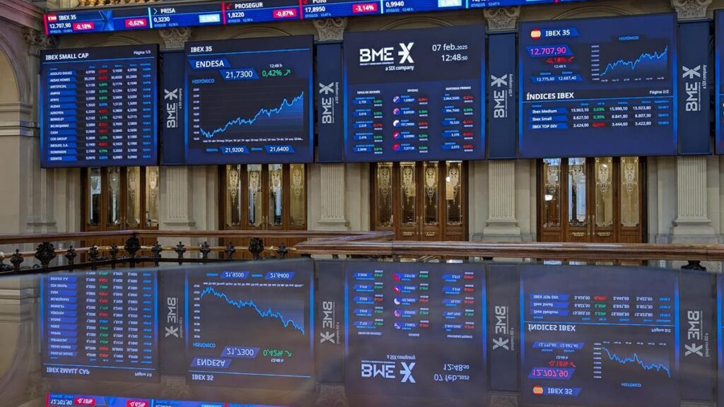 Paneles de los valores de la Bolsa española.