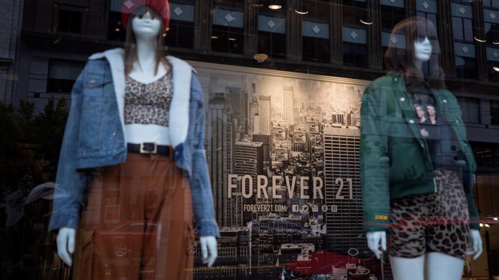 La firma de moda Forever 21 se declara en quiebra por segunda vez.