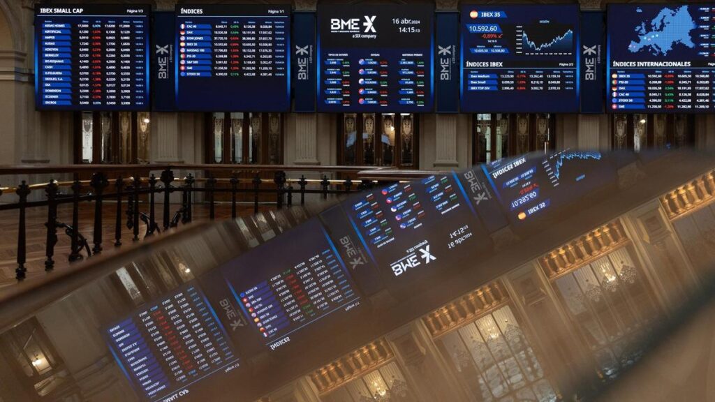 Paneles del Ibex 35 en el edificio de la Bolsa española.