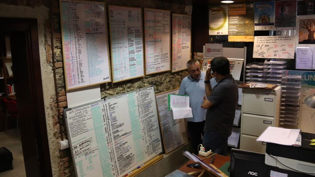 Robert Manrique, asesor de la UAVAT, con el listado de las víctimas del 17-A.