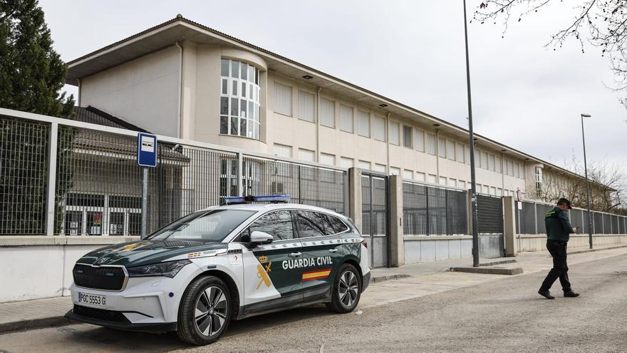 Una unidad de la Guardia Civil, en uno de los colegios amenazados, el pasado jueves.