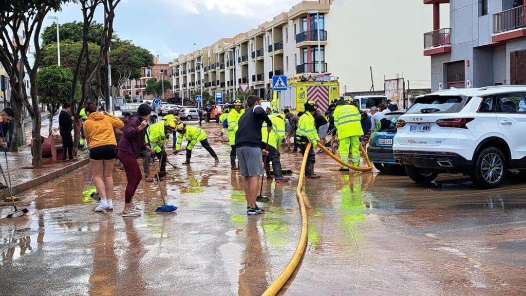 Retirada del barro en la calle Américo Vespucio en Telde, en Canarias.
