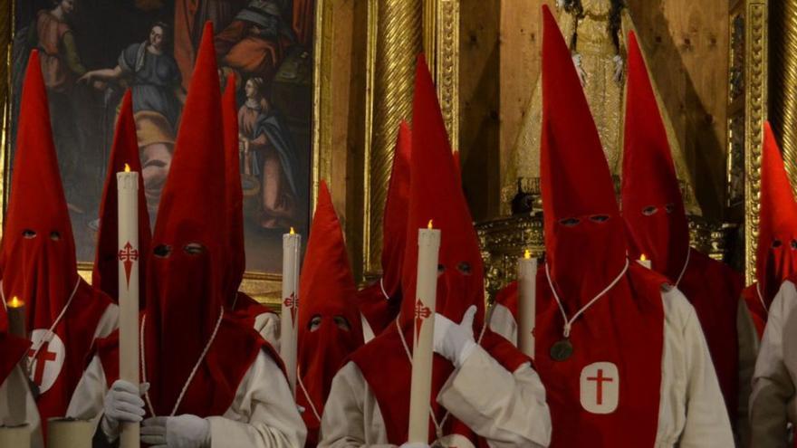 Cofrades del Silencio durante la procesión del pasado año.
