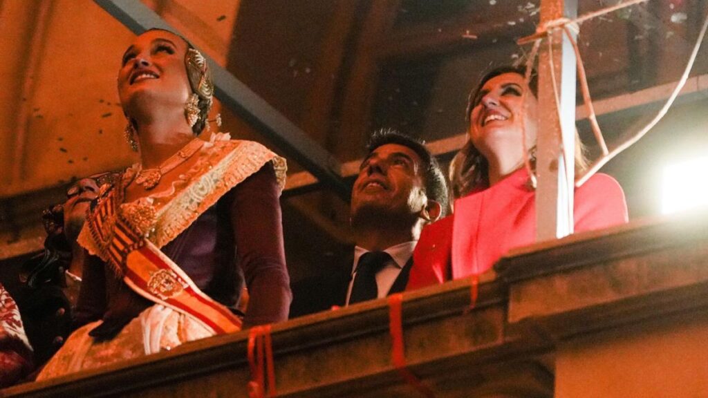 19/03/2025 El 'president' de la Generalitat, Carlos Mazón, ha acudido esta noche al Ayuntamiento de València para presenciar la 'Cremà' con la que se pone fin a las Fallas de 2025.. La oposición en el consistorio --Compromís y PSPV-- critican que "aparezca a escondidas": "No tiene vergüenza" SOCIEDAD JORGE GIL/EUROPA PRESS