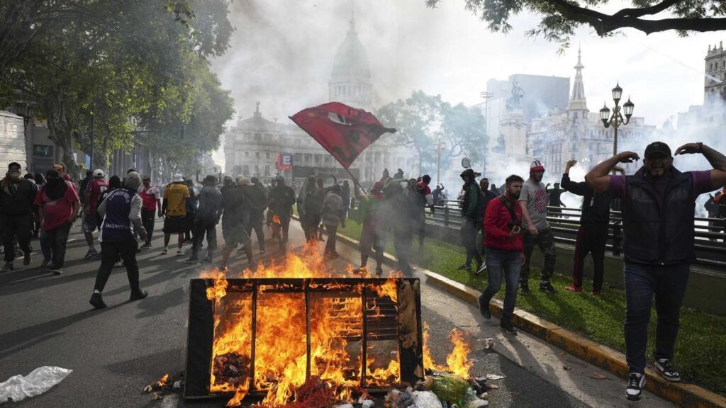 Manifestantes queman una papelera en Buenos Aires.