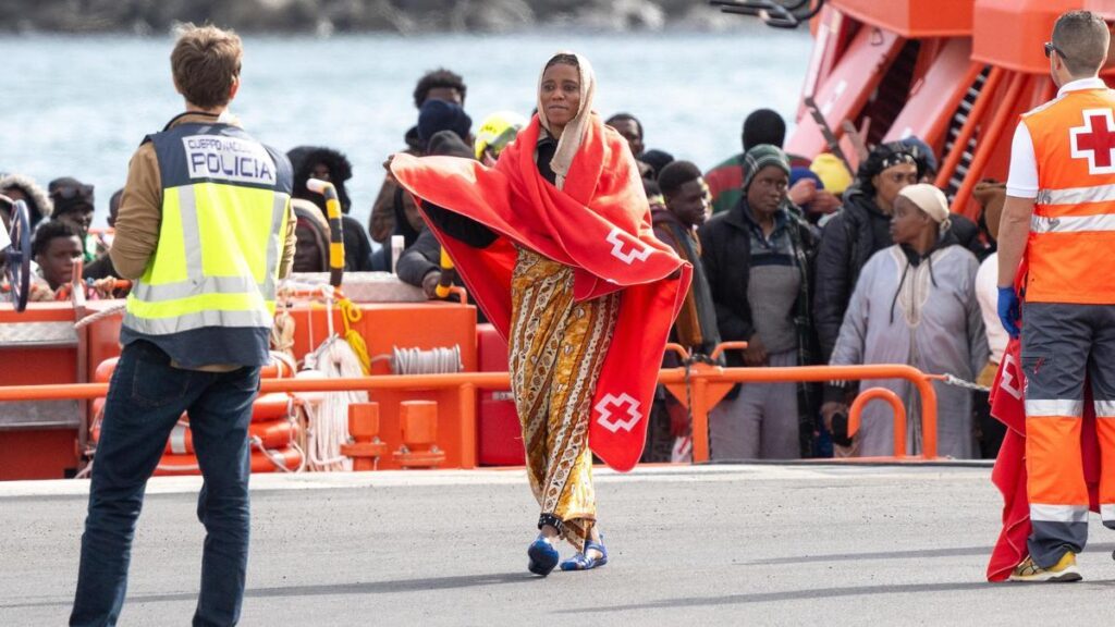 Varios servicios de emergencia atienden a migrantes recién rescatados de un cayuco en Lanzarote