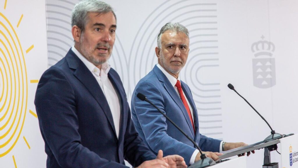 El presidente de Canarias, Fernando Clavijo (i), y el ministro de Política Territorial, Ángel Víctor Torres (d), durante una comparecencia conjunta.