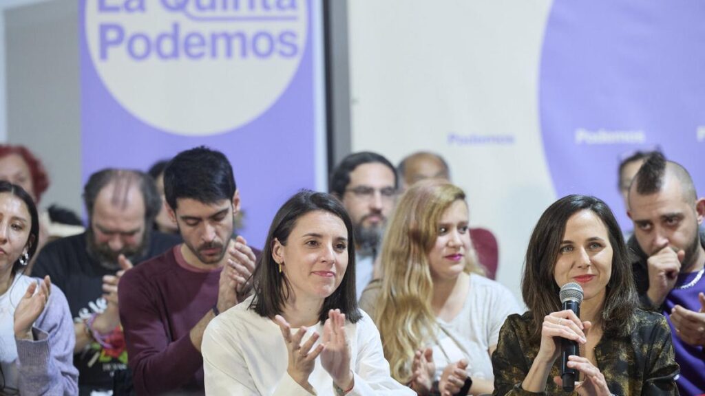La eurodiputada Irene Montero y la secretaria general de Podemos y diputada, Ione Belarra, en un acto en Madrid.