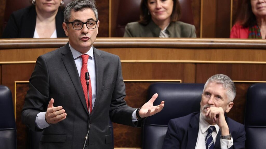 El ministro de la Presidencia, Relaciones con las Cortes y Justicia, Félix Bolaños, interviene durante una sesión de control al Gobierno, en el Congreso de los Diputados, a 19 de marzo de 2025, en Madrid (España).