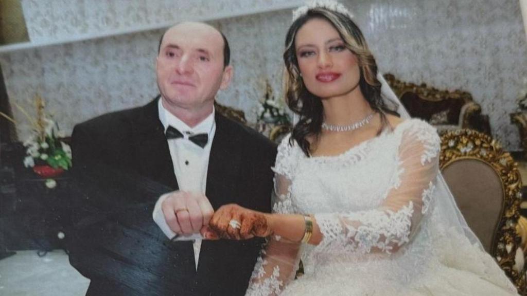 Paco et Imane, montrant leurs anneaux mariés, avec l'un des nombreux costumes qui ont regardé pendant les sept jours de célébration de leur mariage au Maroc.