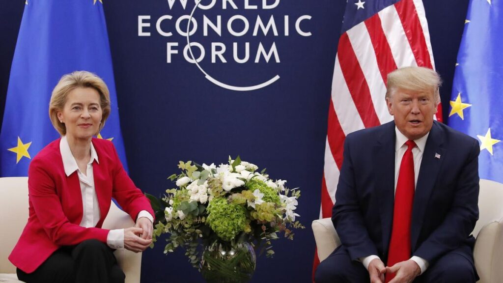 Davos (Suiza), 21/01/2020.- Ursula von der Leyen con Donald Trump