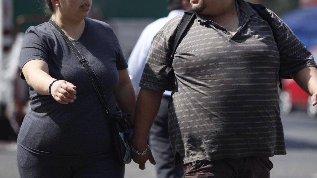 Dos personas caminando, en una imagen de archivo.