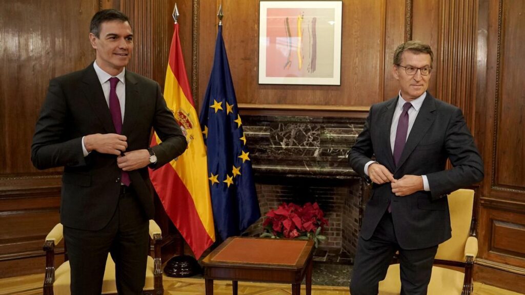 El presidente del Gobierno, Pedro Sánchez, y el líder de la oposición, Alberto Núñez Feijóo, se reúnen en diciembre de 2023.