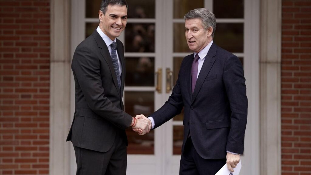 El presidente del Gobierno, Pedro Sánchez, y el líder de la oposición, Alberto Núñez Feijóo en el Palacio de la Moncloa.