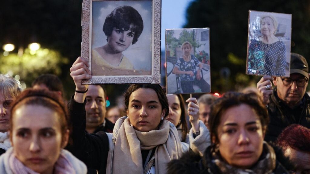 Familiares de víctimas de la dana de octubre el sábado, en la manifestación, con fotografías de sus seres queridos.
