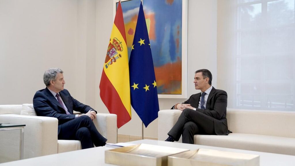 Pedro Sánchez y Alberto Núñez Feijóo en la reunión que han mantenido en Moncloa.