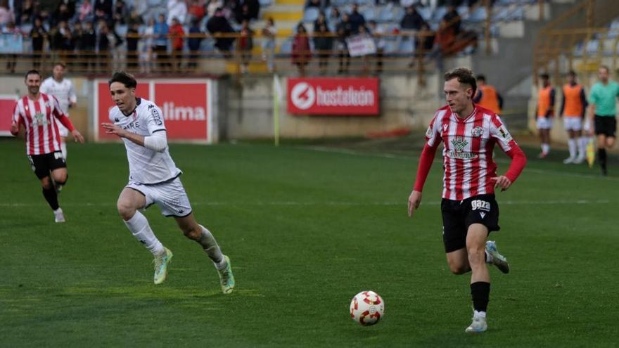 Tresaco, con el cuero durante el partido Cultural Leonesa - Zamora CF.