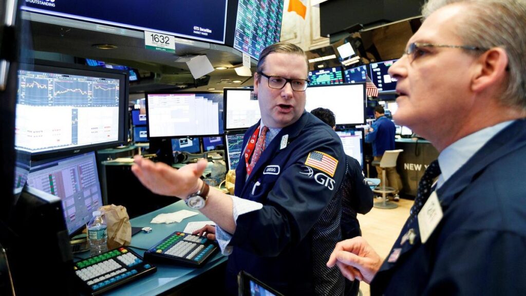 Wall Street abre en rojo después de amenazas arancelarias de Trump al alcohol europeo
