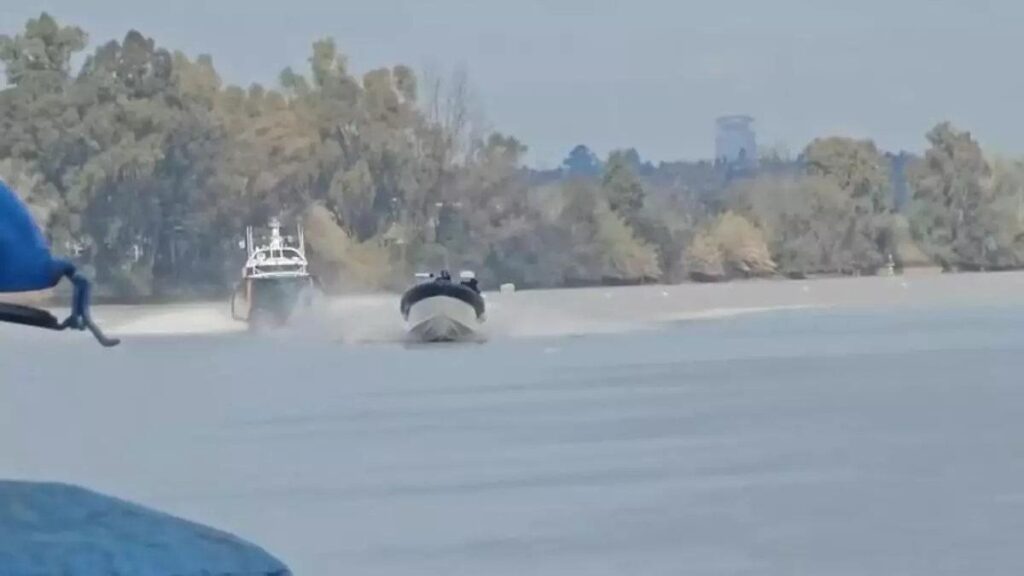 Imagen de archivo de otra persecución de la Guardia Civil a una narcolancha en el río Guadalquivir.