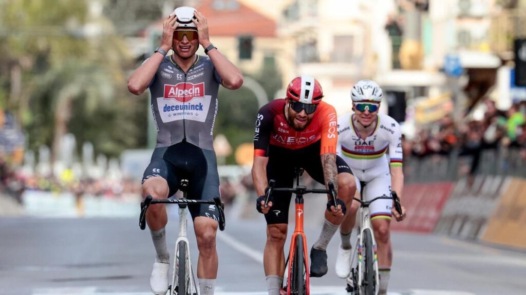 Mathieu van der Poel cruza la meta por delante de Filippo Ganna y Tadej Pogacar.