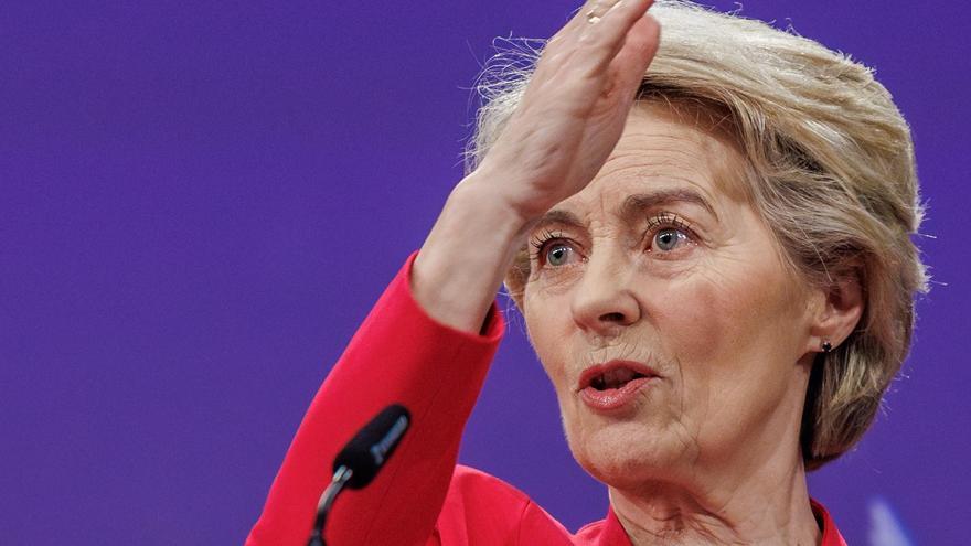 La presidenta de la Comisión Europea, Ursula von der Leyen, durante la rueda de prensa con motivo de los 100 días de su segundo mandato.
