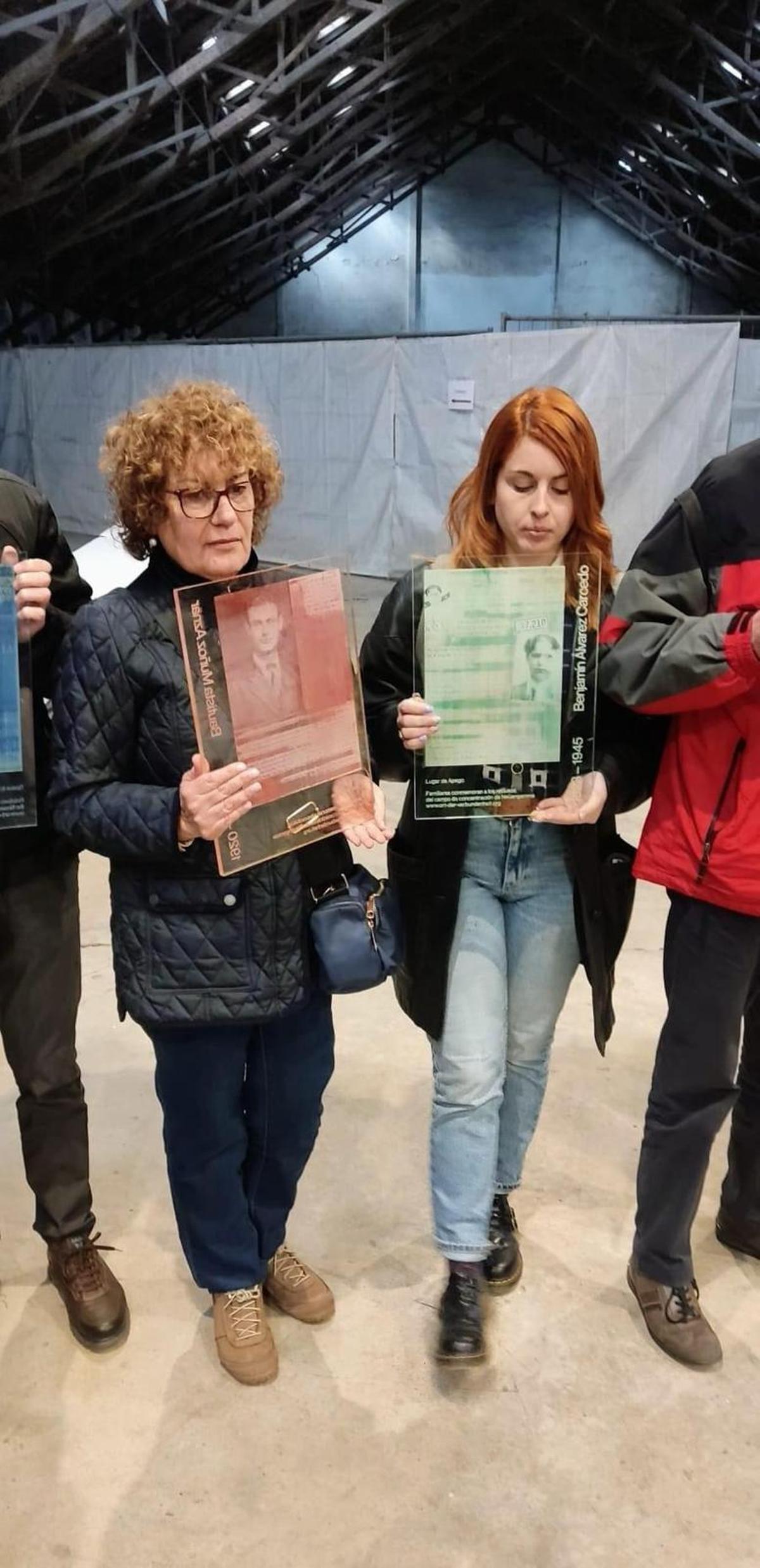 Patricia Martínez, à droite, lors de sa visite au champ de Neungamme, avec un panel de mémoire de l'Asturien Benjamín Álvarez Carcedo, de Sama de Langreo, un républicain emprisonné à Neungatme et est décédé dans le domaine de Bergen-Belsen.