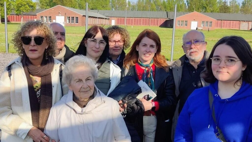 Patricia Martínez, tercera por la derecha, con descendientes de presos del campo de Neuengamme