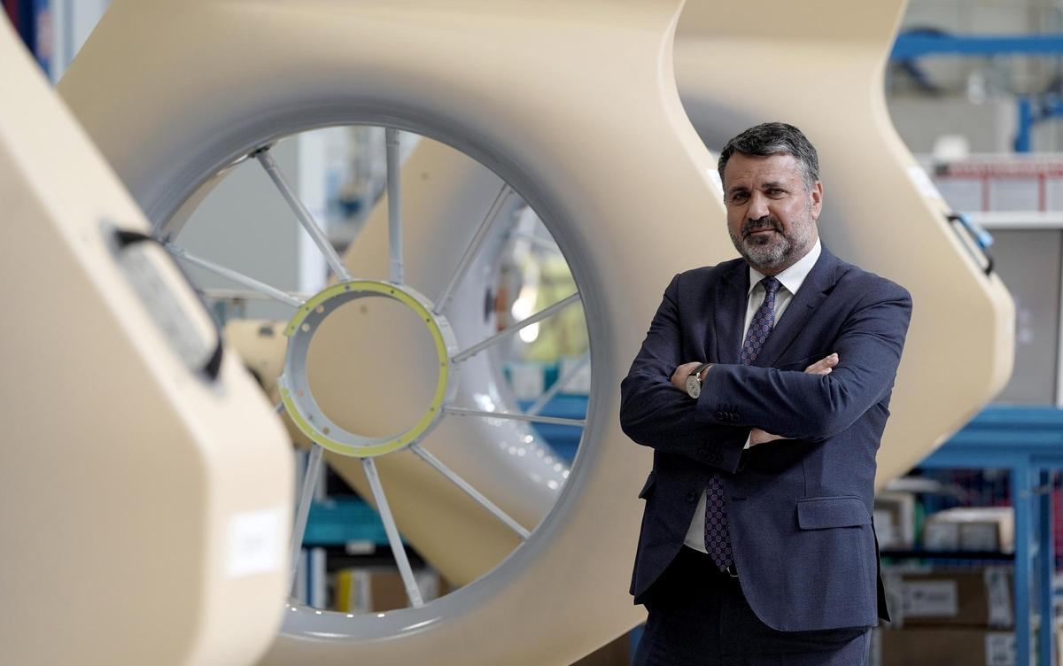 José María Rubio, directeur d'Airbus Heilcopters, ainsi que des queues fabriquées à Albacete