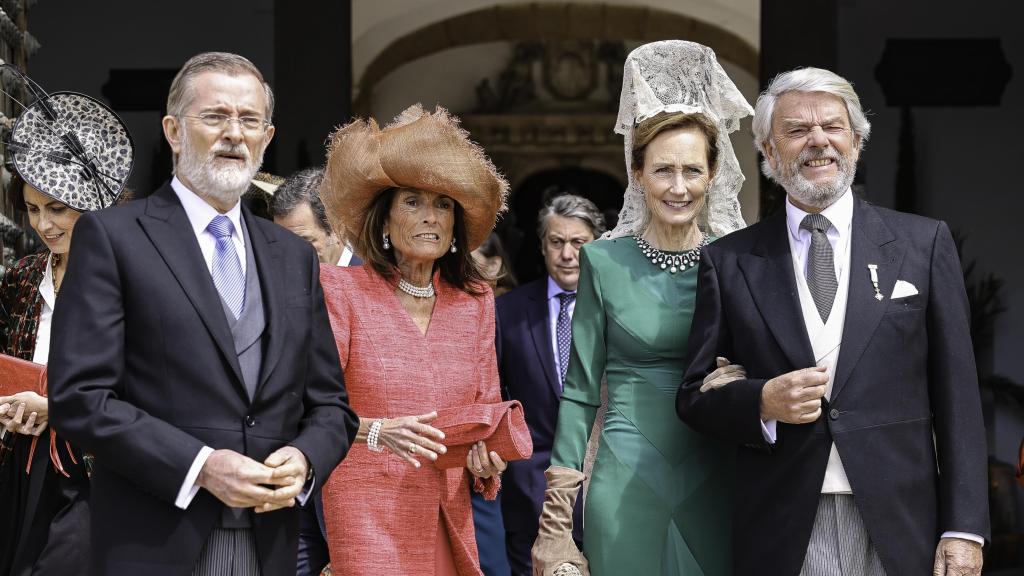 Les parents de la mariée et du marié (à droite) sont Begoña de Elzaburu, Marquesa de Las Clarras et Jean François Denizot, comte d'Aquila.