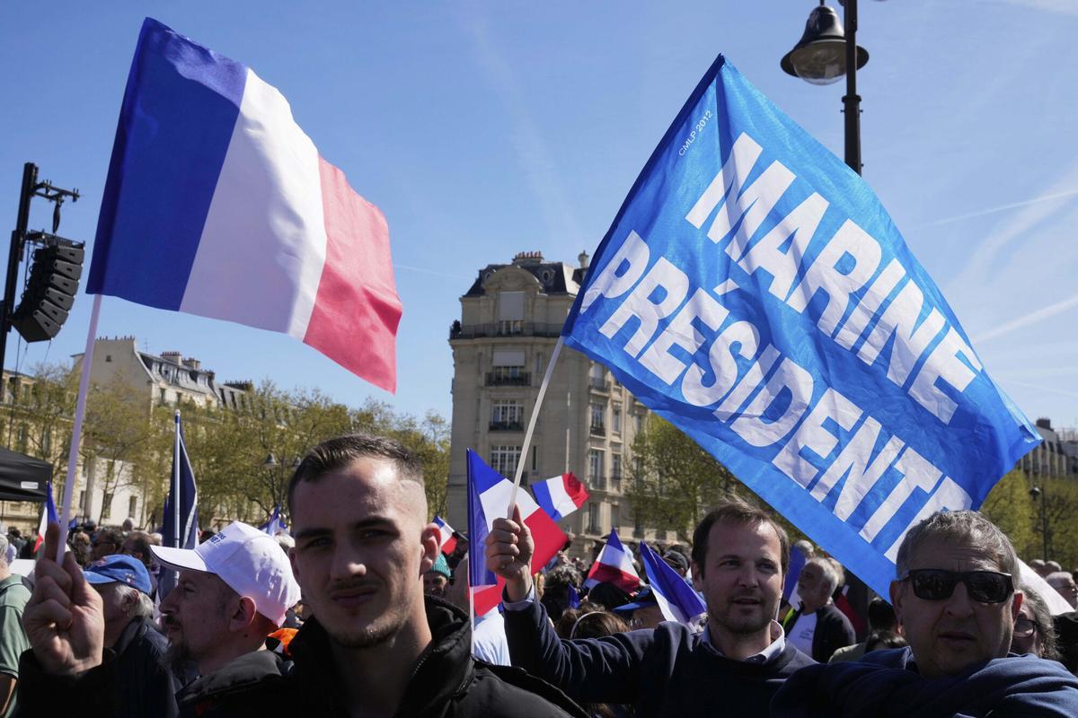 Les gens assistent au rassemblement national du Parti d'extrême droite français près du Parlement à l'appui de Marine Le Pen, à Paris, dimanche 6 avril 2025. (AP Photo / Michel Euler). Utilisation éditoriale uniquement / uniquement de l'Italie et de l'Espagne