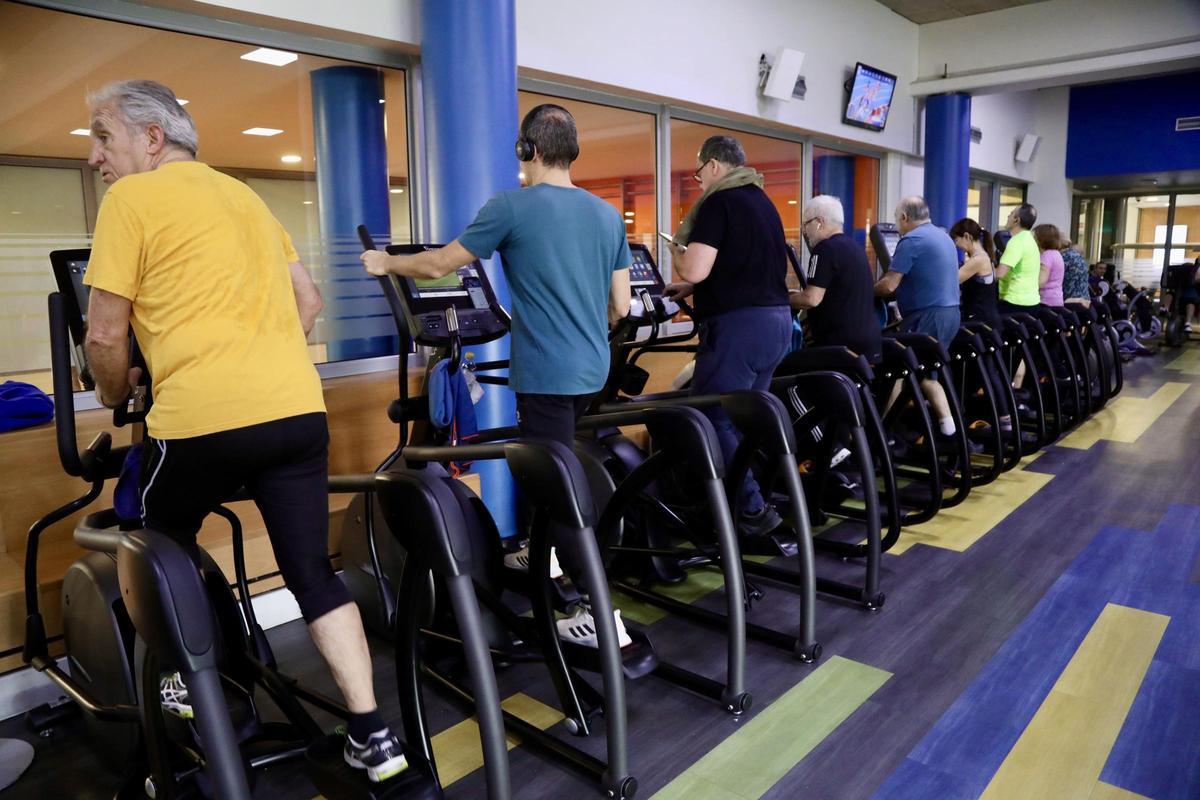 Les voisins d'Alcobendas pratiquent l'exercice physique dans la ville sportive de Valdelasfuentes.