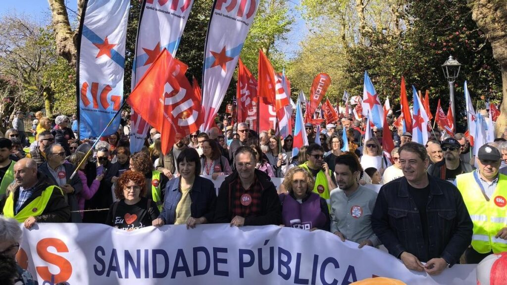 Miles de personas toman Santiago para mandar un “SOS para a sanidade pública”