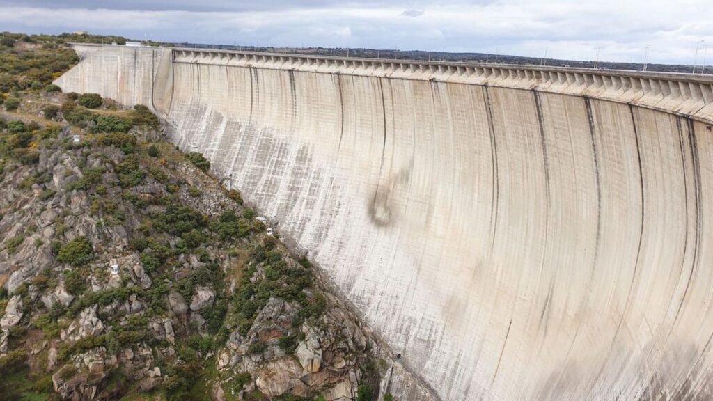 La presa de Almendra tiene una longitud de más de 4 kilómetros contando con los diques laterales.