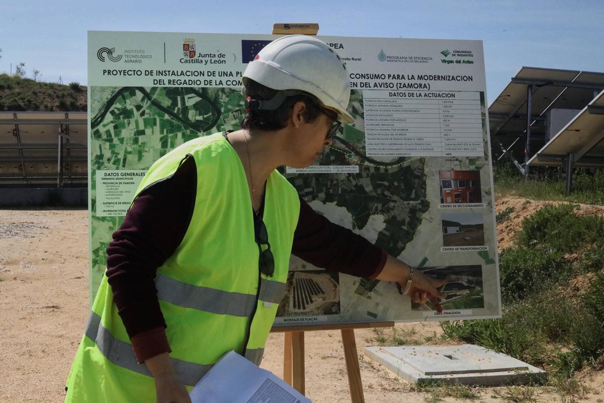 Le chef de l'unité territoriale de l'Itacyl à Zamora et directeur du travail, María Francisca Sánchez, fait avancer les détails du projet de production photovoltaïque dans la communauté des irrigateurs de Virgen de normal.