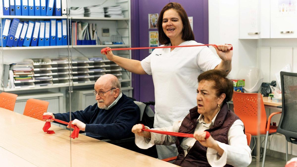 Patients atteints de Parkinson offrant une thérapie à la Parkinson Madrid Association.