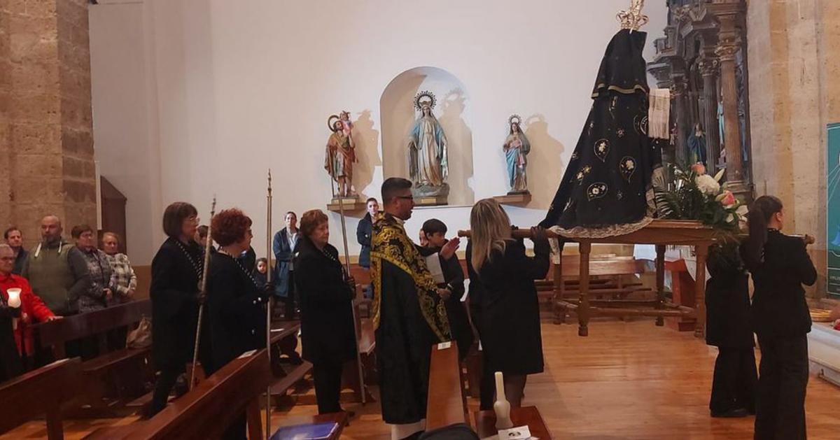 Un autre moment de la procession à l'intérieur du temple. | POINTE