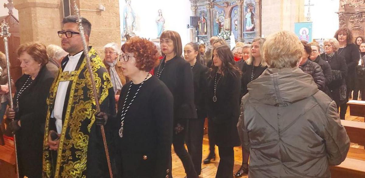 Les dames de la Virgen de los Dolores enveloppées dans l'image. | POINTE
