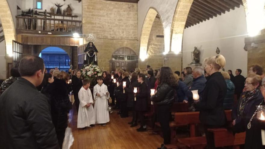 Inicio de la procesión de la Virgen de los Dolores en el interior de la iglesia de San Cristóbal.