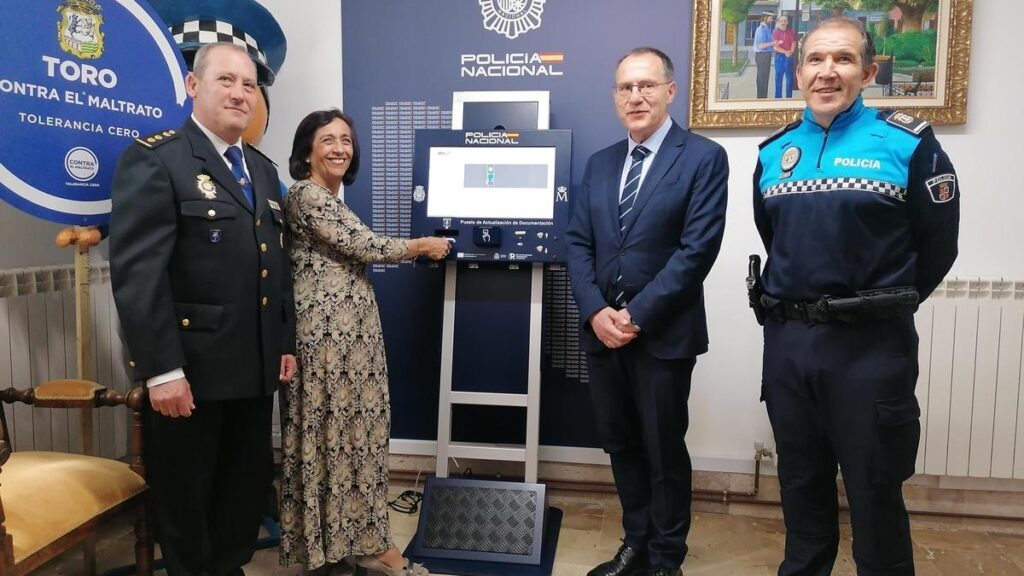 Presentación del PADs instalado en la sede de la Policía Local de Toro.
