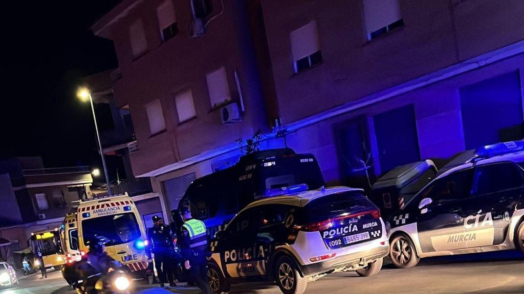 La police locale, ce mercredi, coupant la rue principale de Torreagüera où le bar est situé dans lequel la fusillade s'est produite.