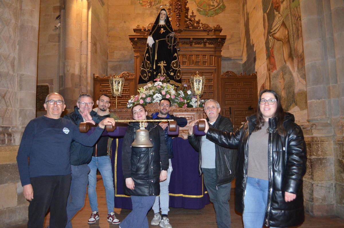 Plusieurs chargeurs de Nazarenes, à côté de la douloureuse.