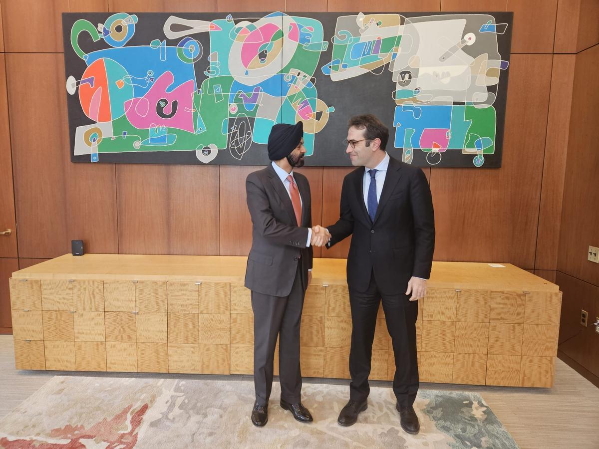 Le président de la Banque mondiale, Ajay Banga, salue le ministre de l'Économie, Carlos Body, au siège de l'agence.