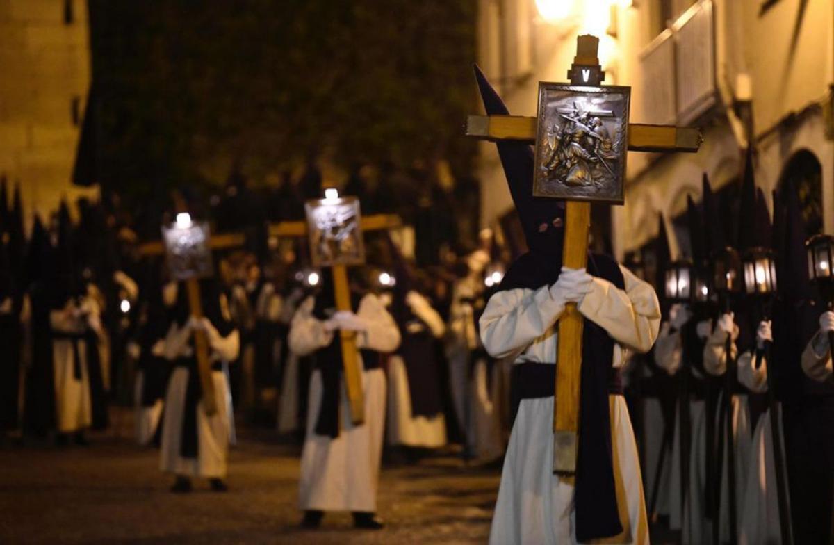 Le Crucis Road présente le pont de pierre restauré sous un froid intense