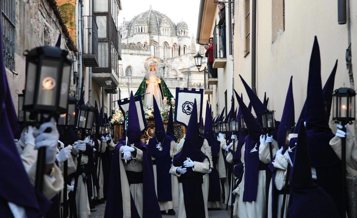 Le Crucis Road présente le pont de pierre restauré sous un froid intense