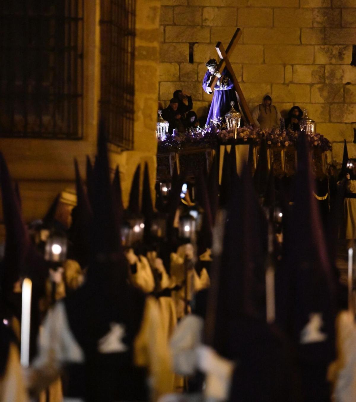 Le Crucis Road présente le pont de pierre restauré sous un froid intense