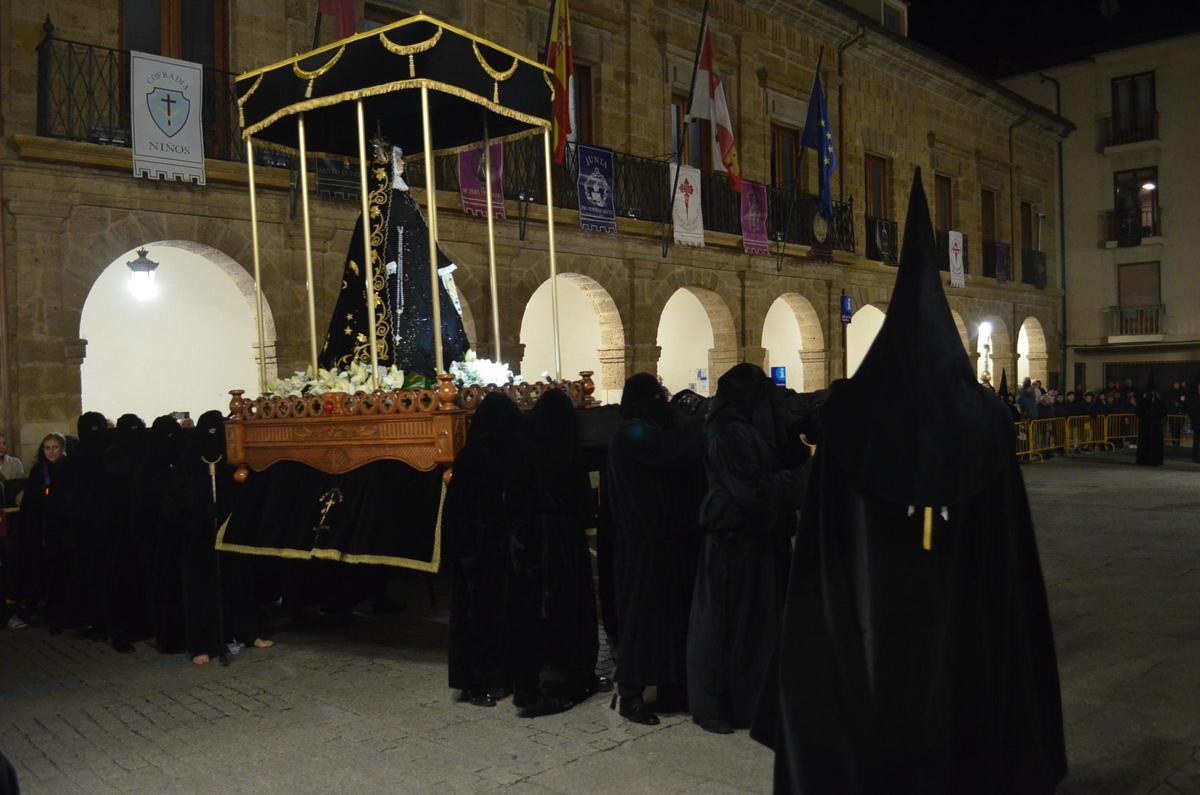 Le Virgen de Las Angustias, dans le maire de la place.